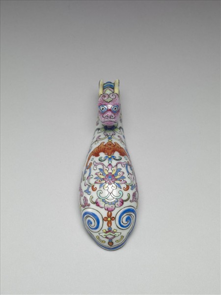 粉彩白地龍首帶鈎
