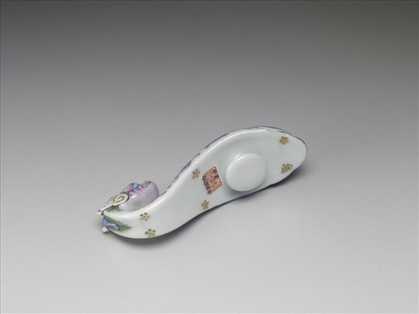 粉彩白地龍首帶鈎