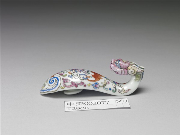 粉彩白地龍首帶鈎