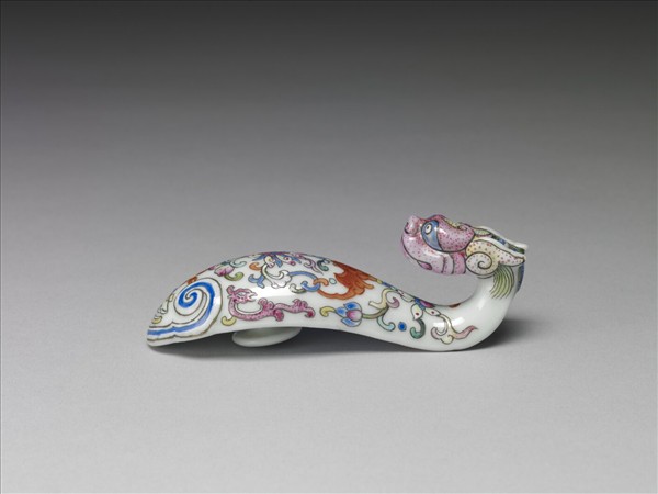 粉彩白地龍首帶鈎