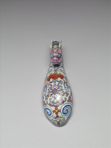 粉彩白地龍首帶鈎