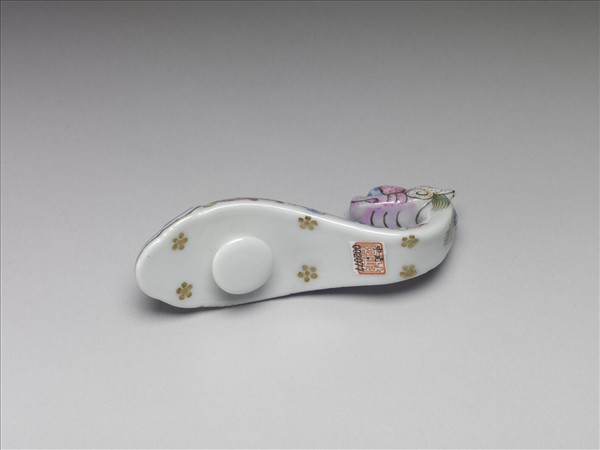 粉彩白地龍首帶鈎