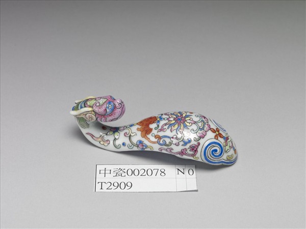粉彩白地龍首帶鈎