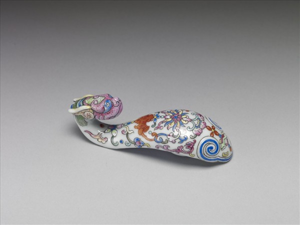 粉彩白地龍首帶鈎