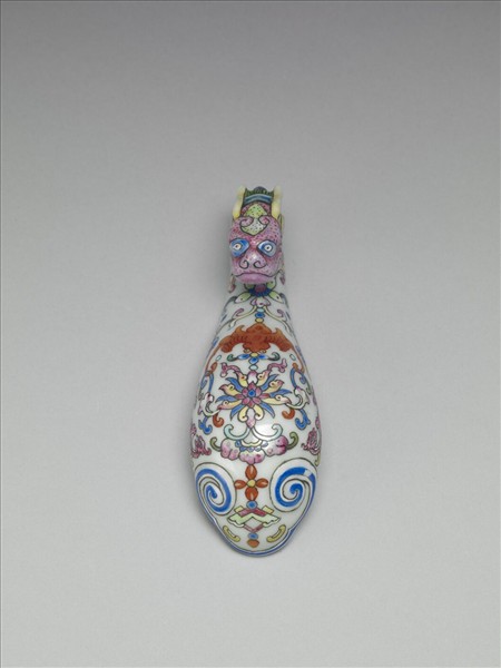 粉彩白地龍首帶鈎