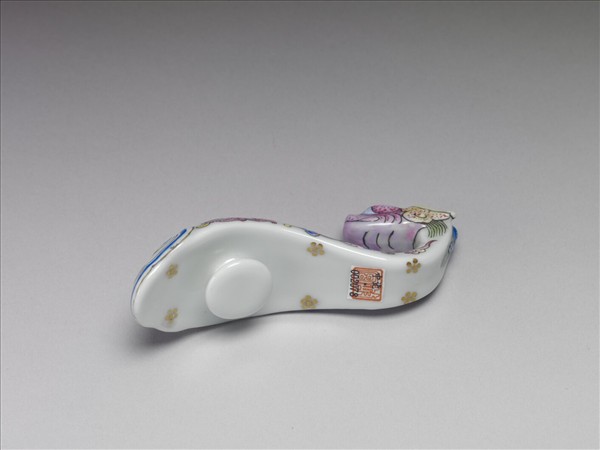 粉彩白地龍首帶鈎