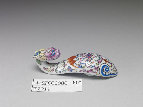 粉彩白地龍首帶鈎