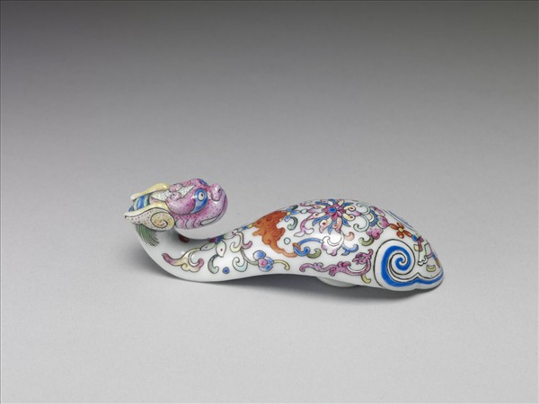 粉彩白地龍首帶鈎