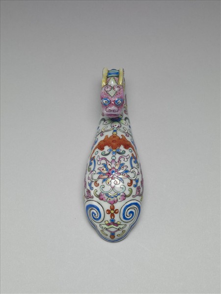 粉彩白地龍首帶鈎