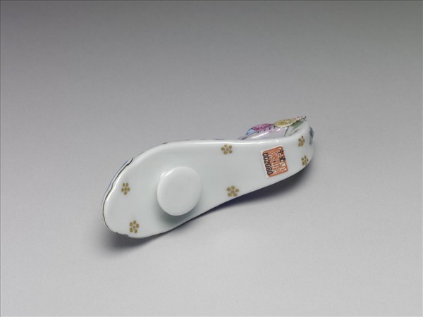 粉彩白地龍首帶鈎