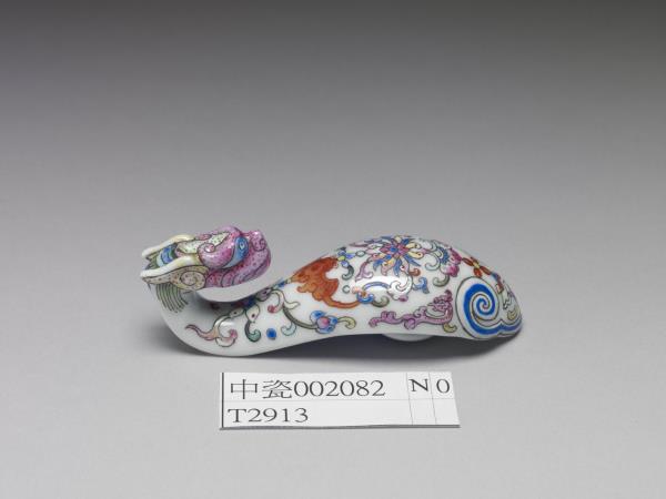 粉彩白地龍首帶鈎