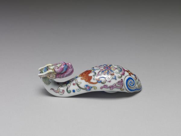 粉彩白地龍首帶鈎