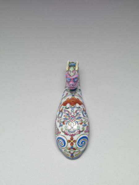 粉彩白地龍首帶鈎