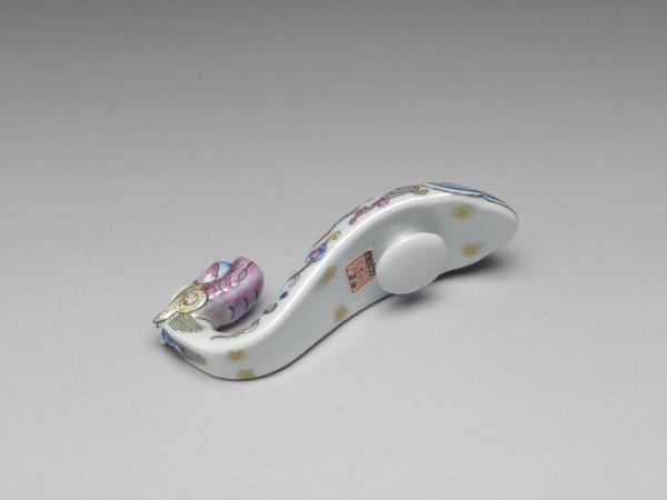 粉彩白地龍首帶鈎