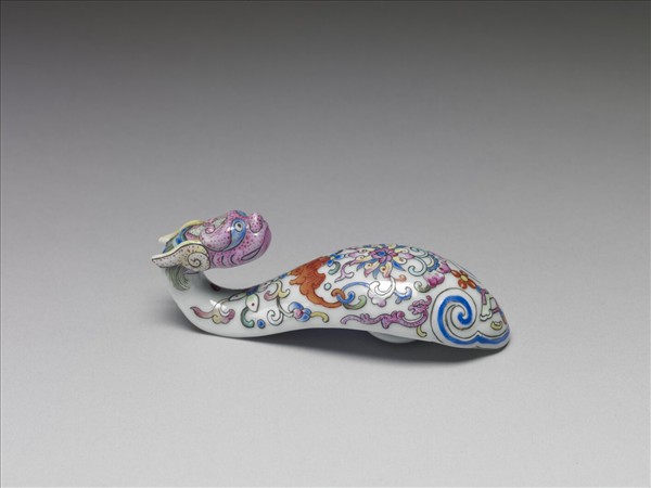 粉彩白地龍首帶鈎
