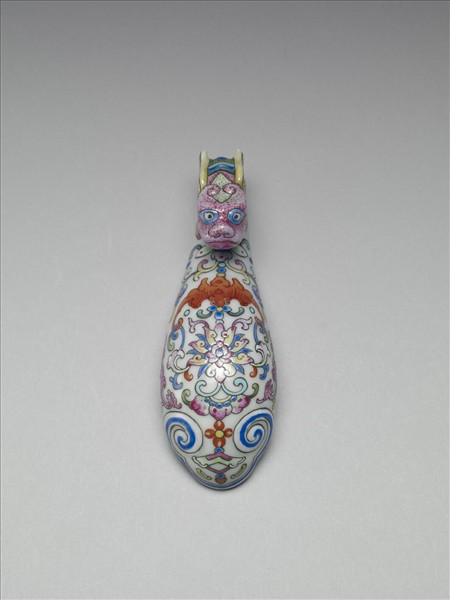 粉彩白地龍首帶鈎