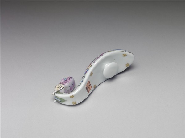 粉彩白地龍首帶鈎