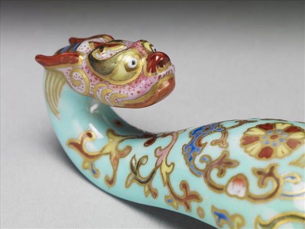 粉彩湖綠地福壽花卉紋龍首帶鈎