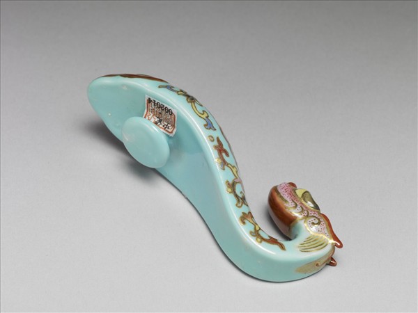 粉彩湖綠地福壽花卉紋龍首帶鈎