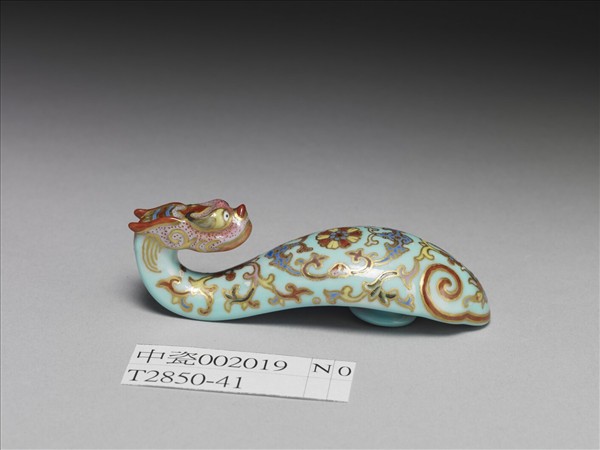 粉彩湖綠地福壽花卉紋龍首帶鈎