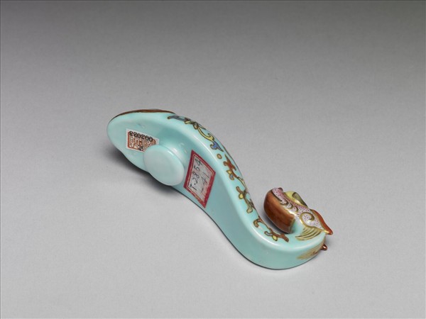 粉彩湖綠地福壽花卉紋龍首帶鈎