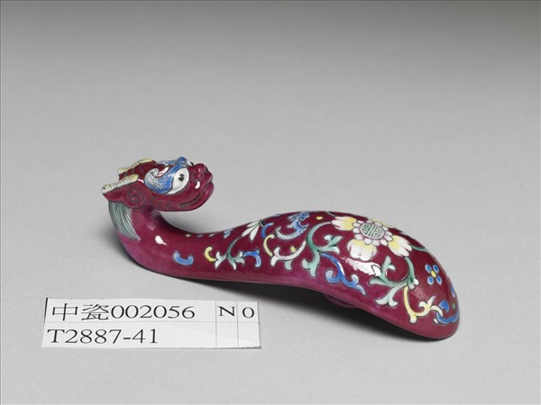 粉彩紅地龍首萬壽花卉紋帶鈎