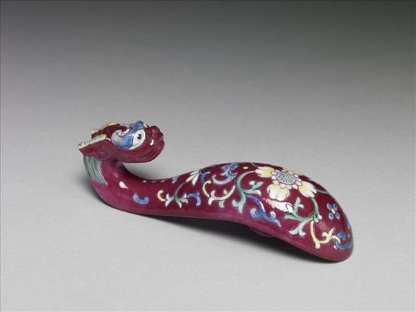 粉彩紅地龍首萬壽花卉紋帶鈎
