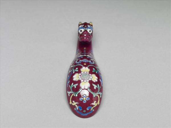 粉彩紅地龍首萬壽花卉紋帶鈎