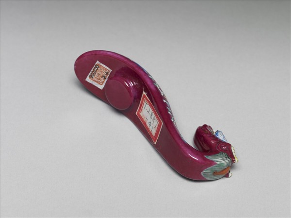 粉彩紅地龍首萬壽花卉紋帶鈎