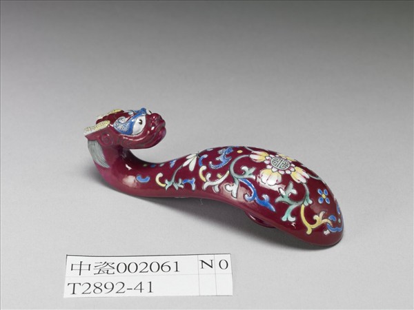 粉彩紅地龍首萬壽花卉紋帶鈎