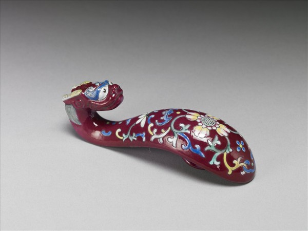 粉彩紅地龍首萬壽花卉紋帶鈎