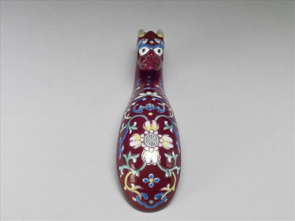 粉彩紅地龍首萬壽花卉紋帶鈎