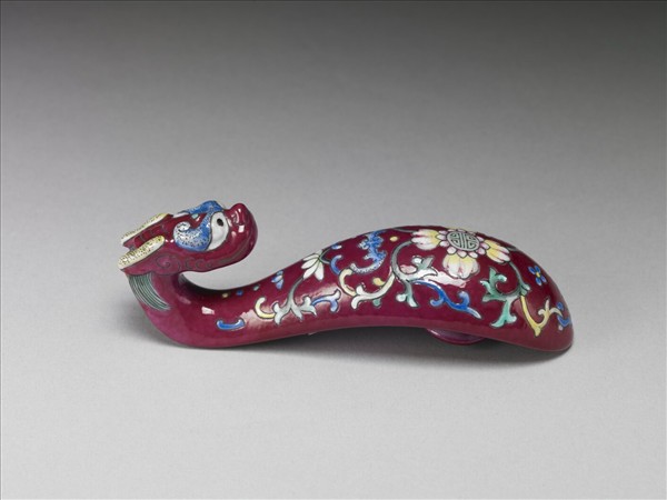 粉彩紅地龍首萬壽花卉紋帶鈎