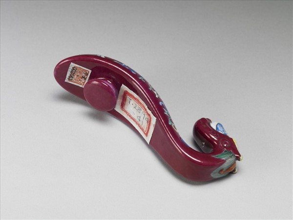 粉彩紅地龍首萬壽花卉紋帶鈎