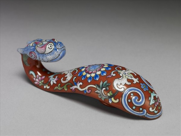 粉彩紅地福壽龍首帶鈎