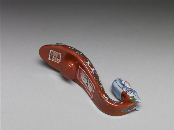 粉彩紅地福壽龍首帶鈎