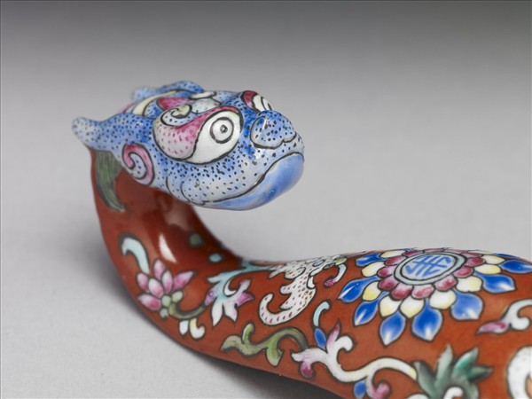 粉彩紅地福壽龍首帶鈎