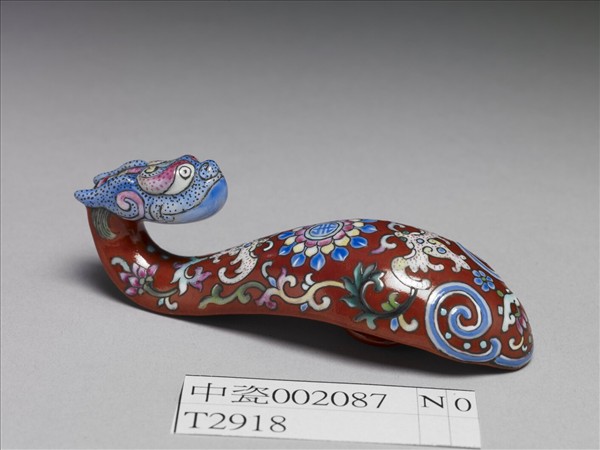 粉彩紅地福壽龍首帶鈎