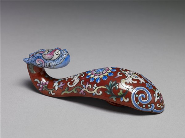 粉彩紅地福壽龍首帶鈎