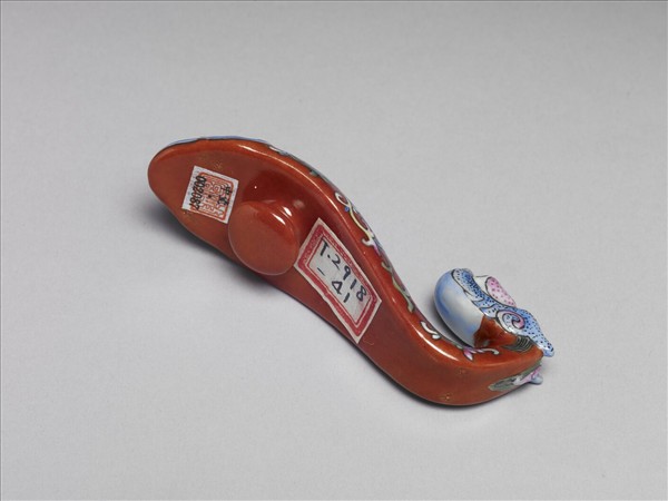 粉彩紅地福壽龍首帶鈎