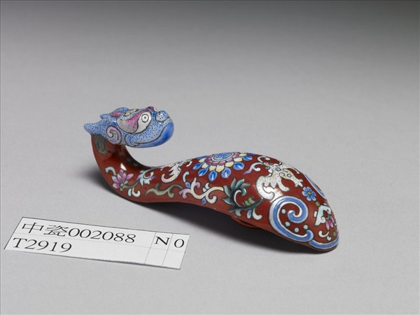 粉彩紅地福壽龍首帶鈎