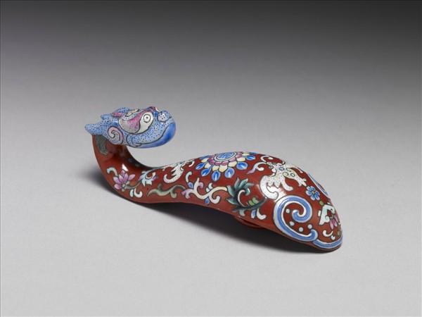 粉彩紅地福壽龍首帶鈎