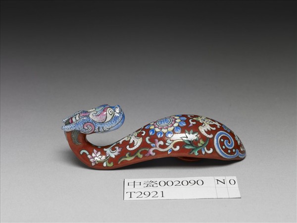 粉彩紅地福壽龍首帶鈎