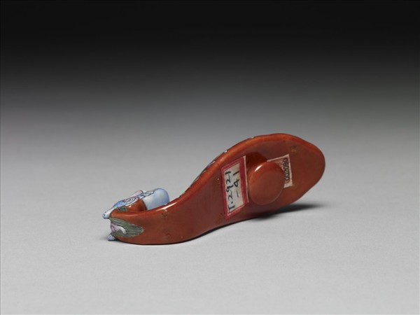 粉彩紅地福壽龍首帶鈎