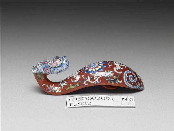 粉彩紅地福壽龍首帶鈎