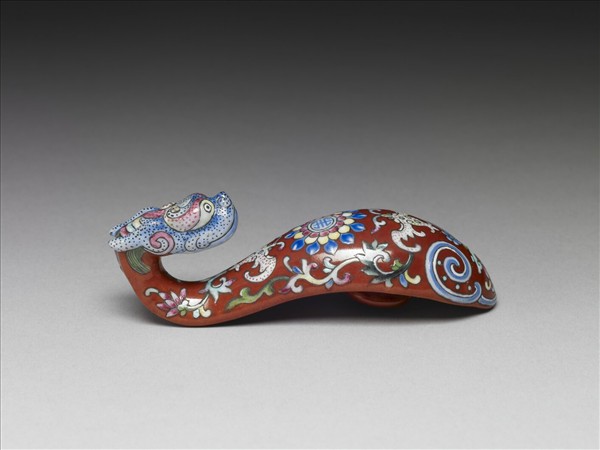 粉彩紅地福壽龍首帶鈎