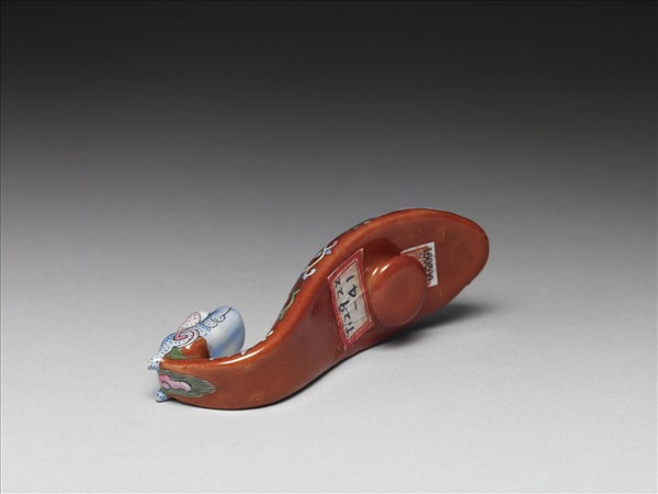 粉彩紅地福壽龍首帶鈎