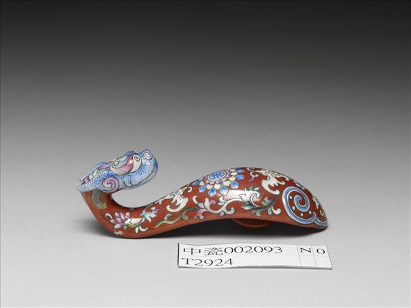 粉彩紅地福壽龍首帶鈎