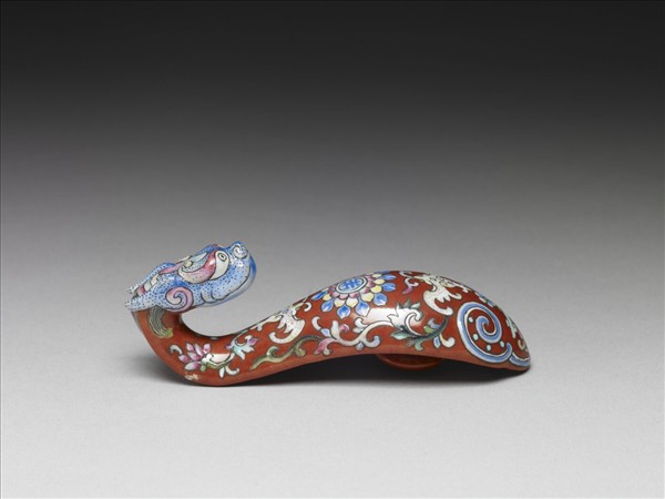 粉彩紅地福壽龍首帶鈎