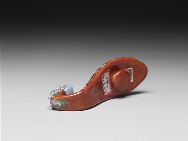 粉彩紅地福壽龍首帶鈎